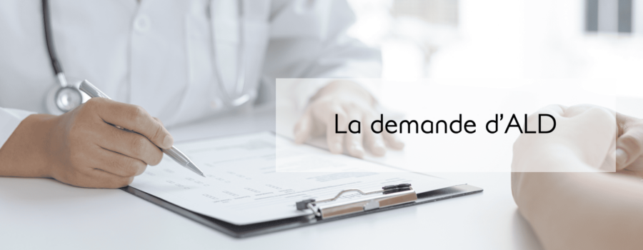 Un médecin remplit une checklist face à un patient. Le titre de l'article est indiqué : La demande d'ALD.