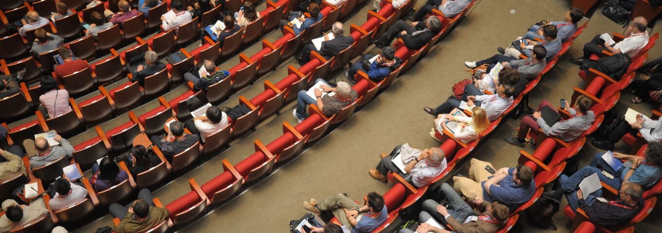 Personnes assises écoutant une conférence